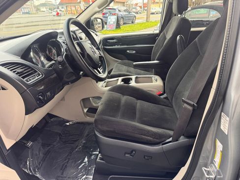 Used 2016 Dodge Grand Caravan SXT image 12