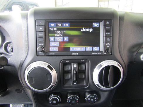 Used 2014 Jeep Wrangler Unlimited Rubicon w/ Connectivity Group AWD/4WD image 17