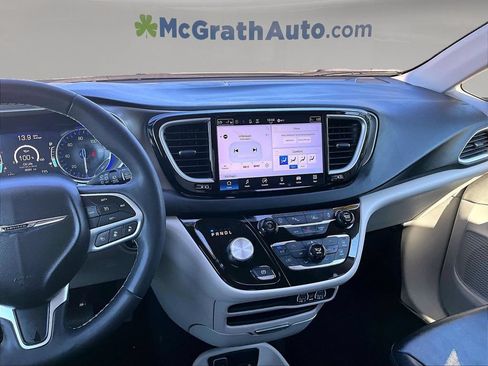 Used 2024 Chrysler Pacifica Touring-L FWD image 11
