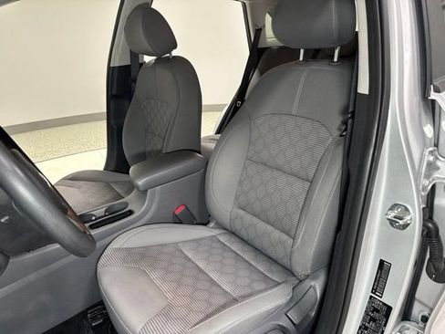 Used 2018 Kia Niro FE FWD image 12