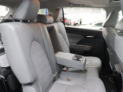 Used 2021 Toyota Highlander XLE image 17