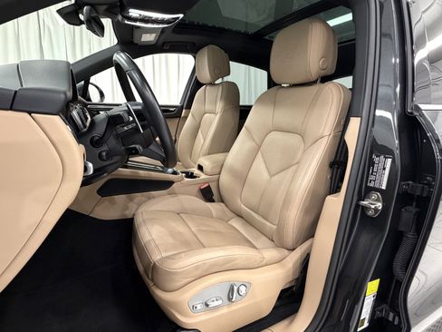 Certified 2025 Porsche Macan image 30