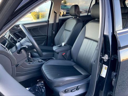 Used 2024 Volkswagen Tiguan SE image 7
