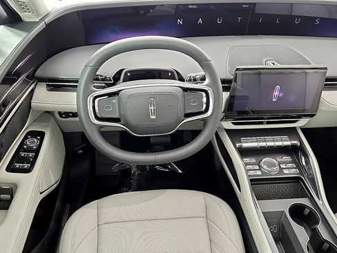 Used 2026 Lincoln Nautilus Premier AWD/4WD image 9