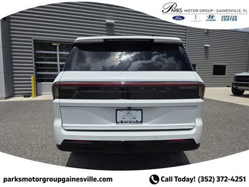 New 2025 Lincoln Navigator Reserve AWD/4WD image 4