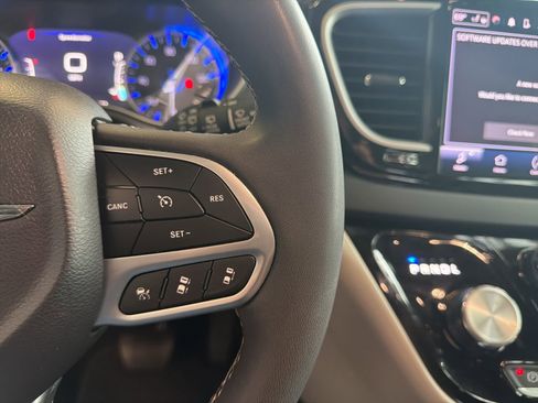 Used 2023 Chrysler Pacifica Touring-L FWD image 23