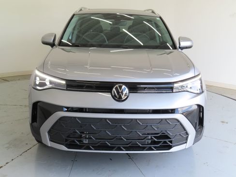 New 2026 Volkswagen Taos SE FWD image 9