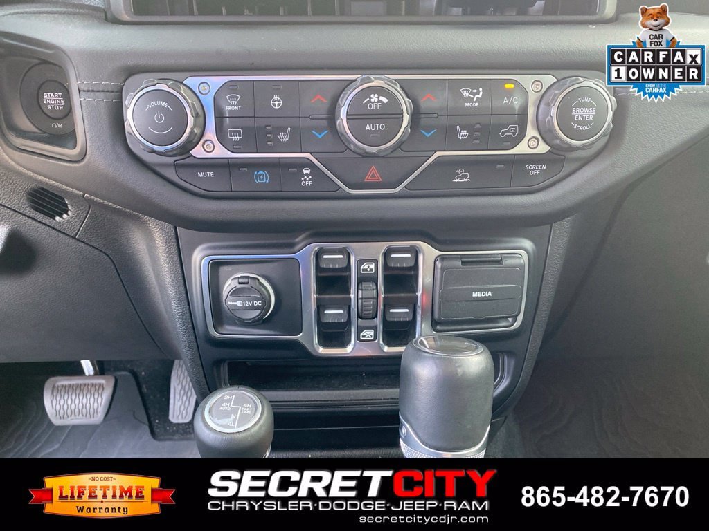 Used 2024 Jeep Wrangler Unlimited Sahara w/ Technology Group AWD/4WD image 17