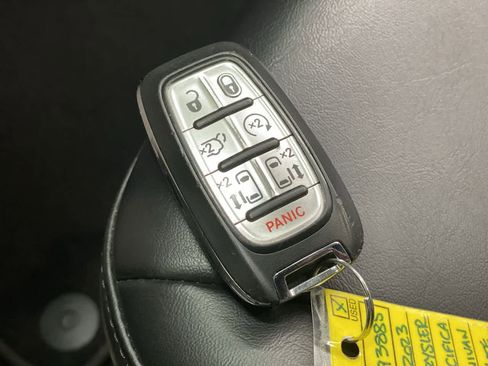 Used 2023 Chrysler Pacifica Touring-L FWD image 27