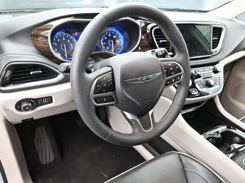 Used 2024 Chrysler Pacifica Limited FWD image 23