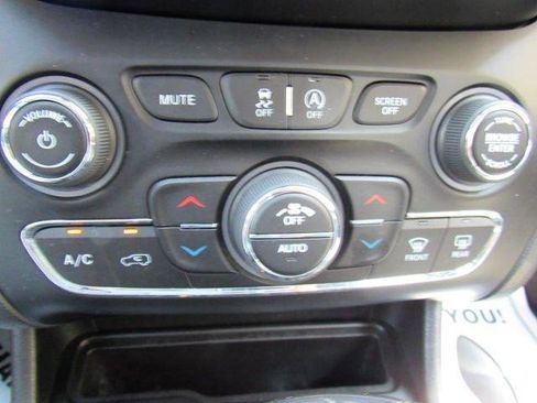 Used 2019 Jeep Cherokee Limited AWD/4WD image 34