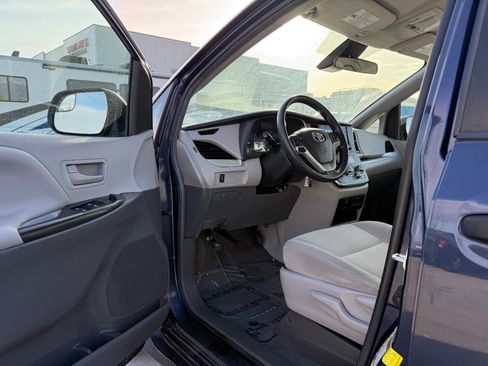 Used 2018 Toyota Sienna L w/ Carpet Mat Package image 14