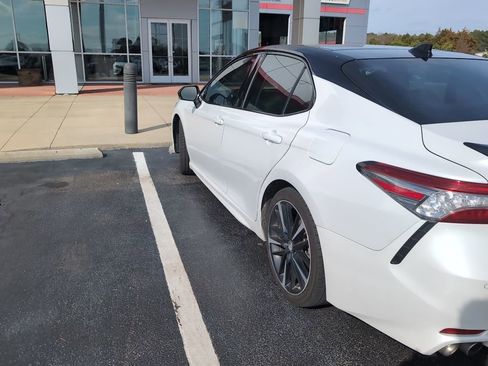 Used 2018 Toyota Camry XSE image 3