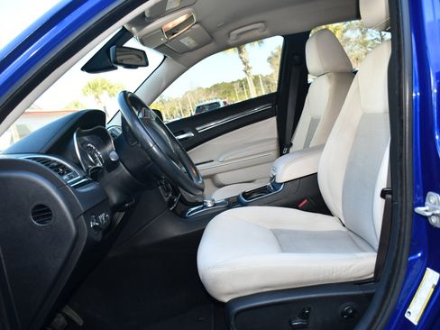 Used 2019 Chrysler 300 Touring w/ Chrome Appearance Package image 7