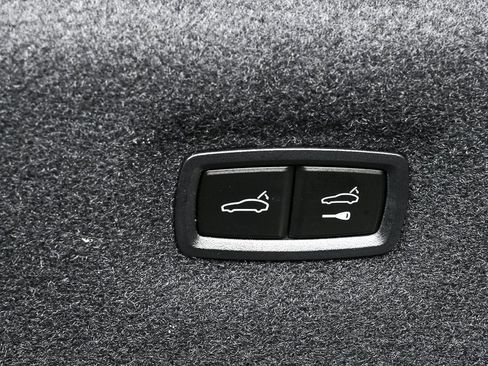 Certified 2025 Porsche Taycan image 31