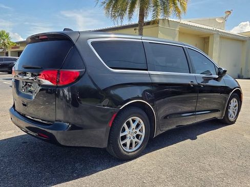 Used 2017 Chrysler Pacifica Touring FWD image 7