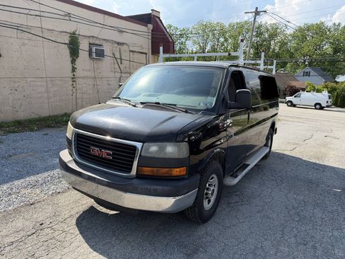 Used 2014 GMC Savana 2500 RWD image 2