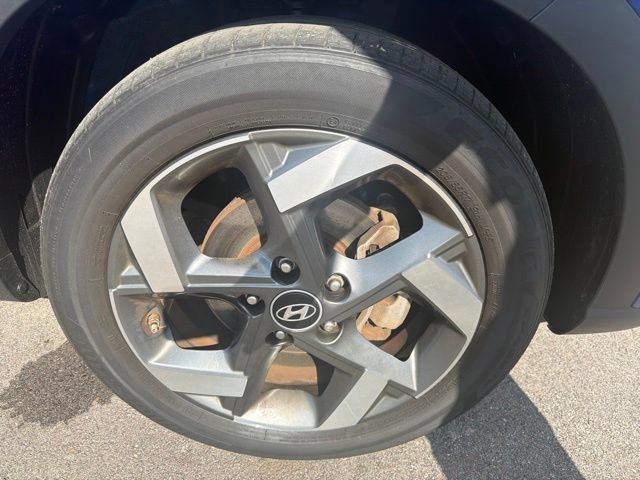 Used 2021 Hyundai Venue SEL FWD image 4