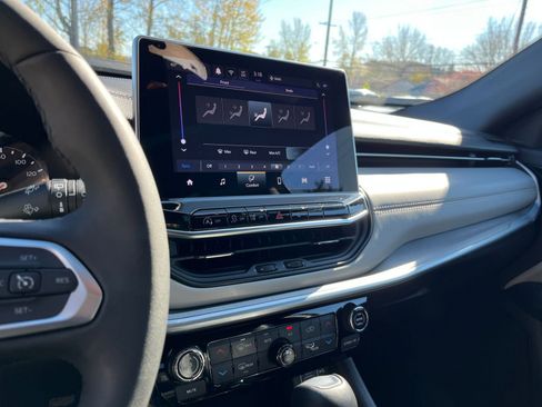 Used 2025 Jeep Compass Limited image 21