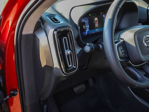 Used 2023 Volvo XC40 B5 Ultimate w/ Protection Package Premier image 33