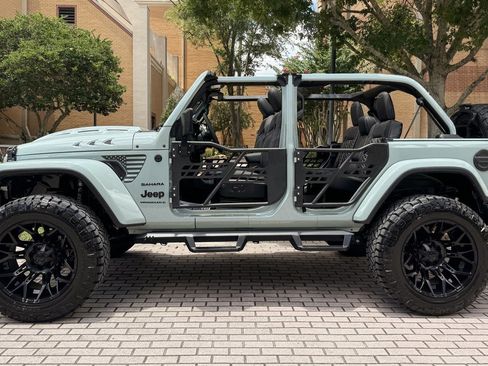 Used 2024 Jeep Wrangler Unlimited Sahara w/ Technology Group AWD/4WD image 4
