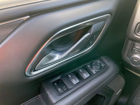 Used 2024 GMC Yukon XL SLT w/ SLT Luxury Package image 13