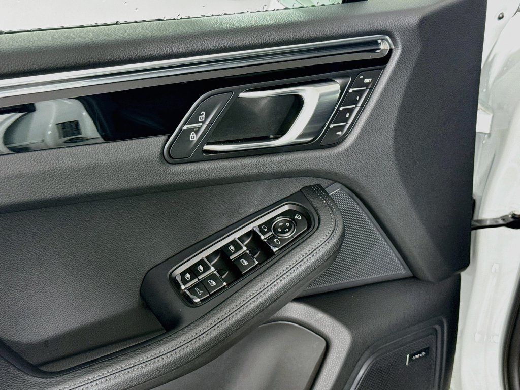 Certified 2026 Porsche Macan AWD/4WD image 19