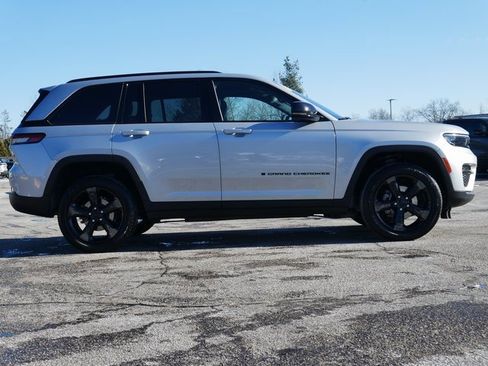 Used 2024 Jeep Grand Cherokee Altitude image 7