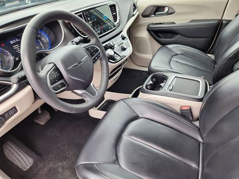 Used 2023 Chrysler Pacifica Touring-L FWD image 7