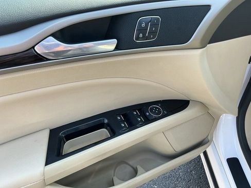 Used 2014 Ford Fusion SE w/ Equipment Group 202A FWD image 18
