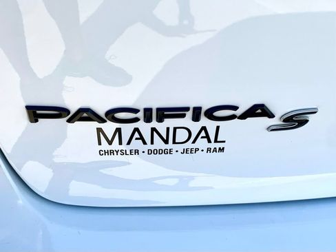 Used 2025 Chrysler Pacifica Limited FWD image 48