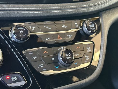 Used 2020 Chrysler Pacifica Limited w/ Advanced Safetytec Group image 18