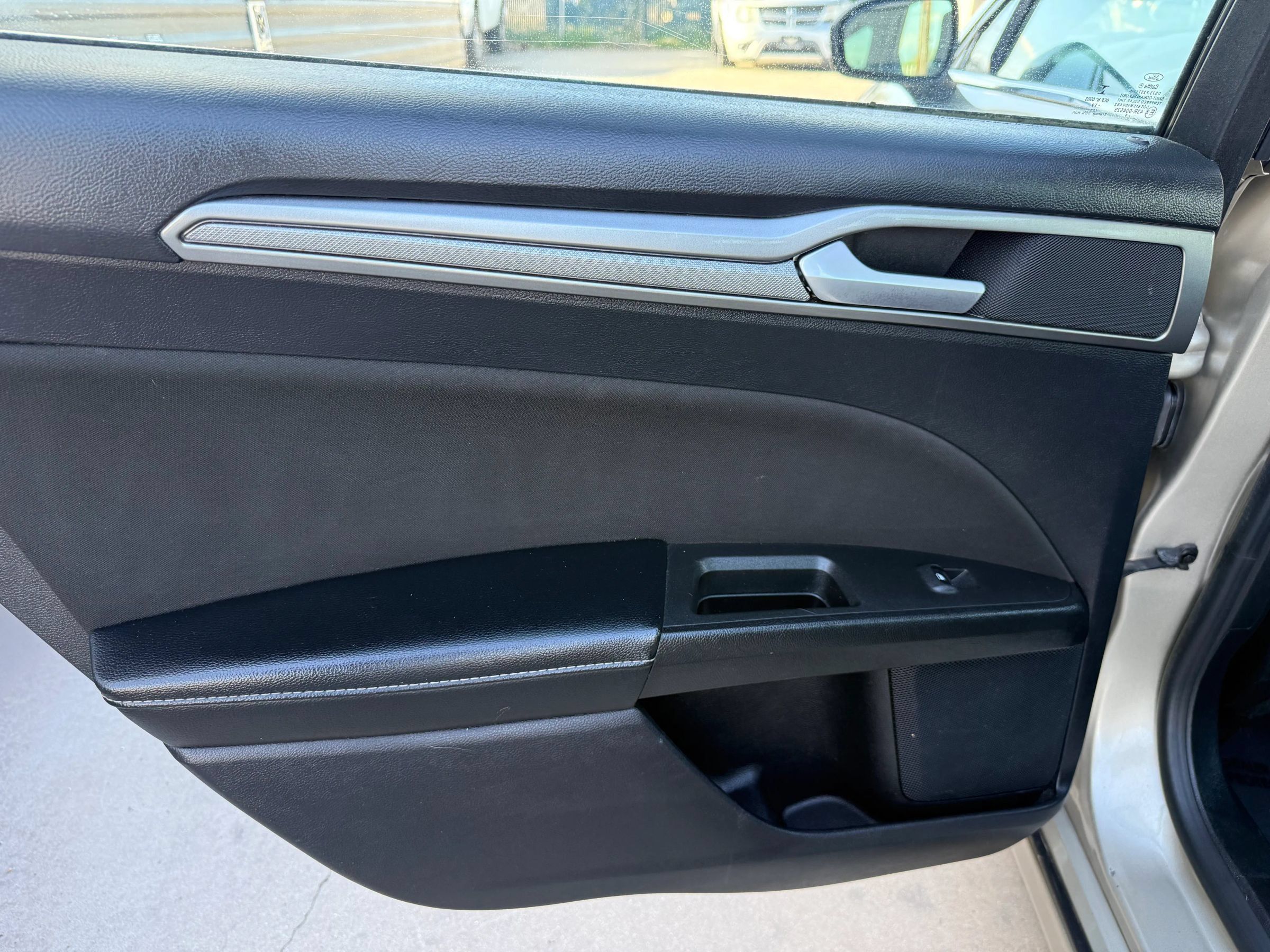 Used 2019 Ford Fusion SE FWD image 12