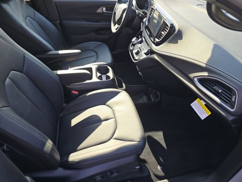 New 2026 Chrysler Pacifica Select image 28