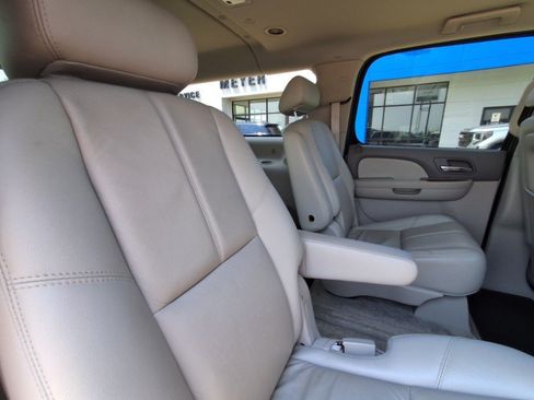 Used 2008 Chevrolet Suburban LT w/ LT Preferred Equipment Group AWD/4WD image 16