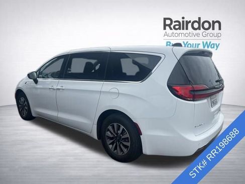 Used 2024 Chrysler Pacifica Limited FWD image 4