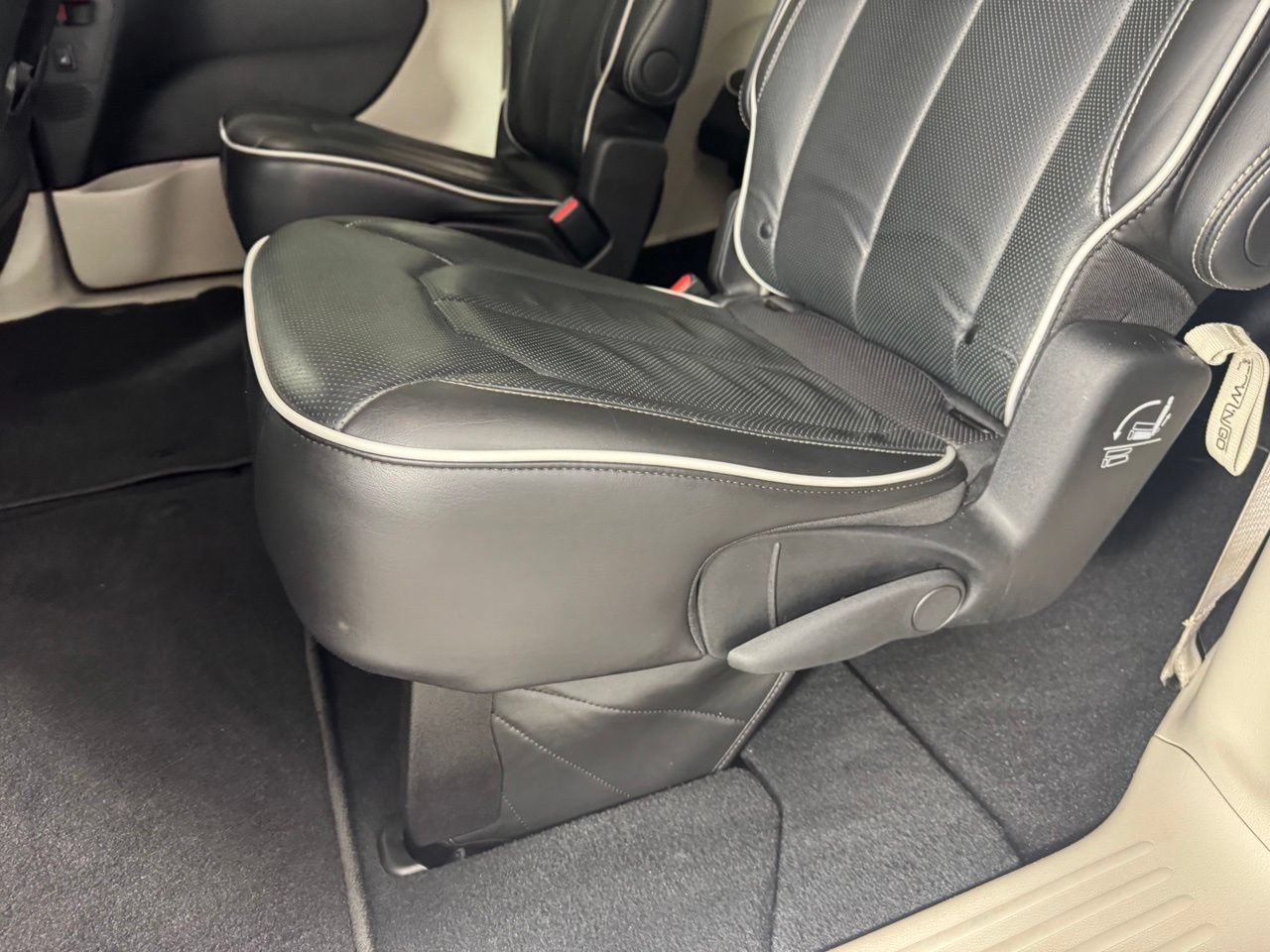 Used 2024 Chrysler Pacifica Limited FWD image 25