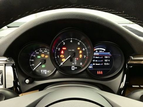 Certified 2025 Porsche Macan AWD/4WD image 9