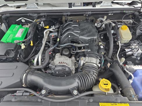 Used 2017 Jeep Wrangler Unlimited Sahara w/ Connectivity Group image 20