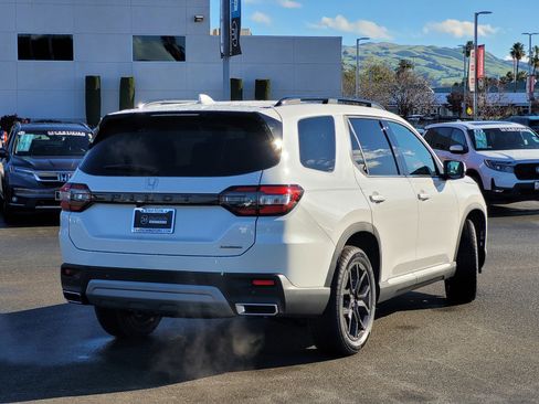 New 2025 Honda Pilot Touring image 5