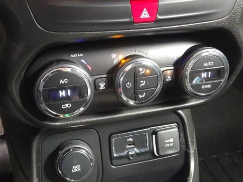 Used 2017 Jeep Renegade Latitude w/ Popular Equipment Group image 30