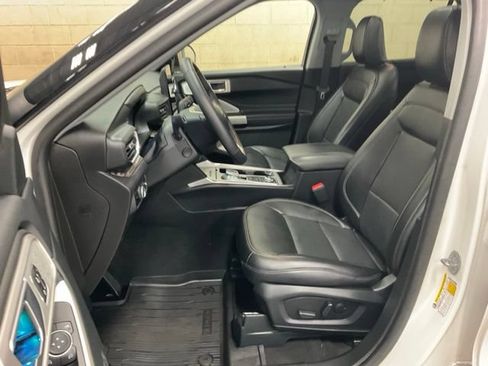 Used 2024 Ford Explorer Limited w/ Limited Technology Package AWD/4WD image 8