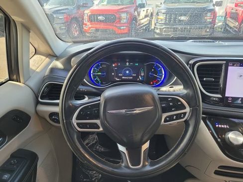 Used 2022 Chrysler Pacifica Touring-L w/ Uconnect Theater Family Group FWD image 15
