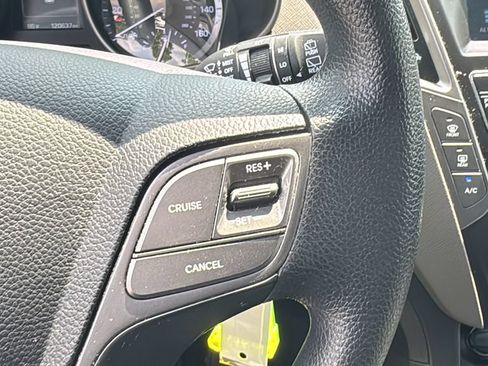 Used 2018 Hyundai Santa Fe SE AWD/4WD image 18