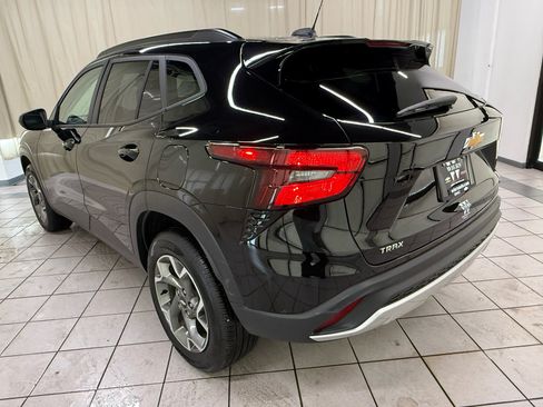 Certified 2025 Chevrolet Trax LT w/ LT Convenience Package FWD image 8