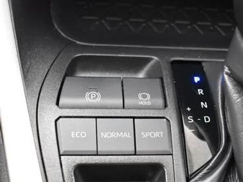 Used 2024 Toyota RAV4 XLE FWD image 33
