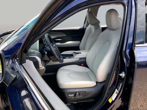Used 2024 Toyota Grand Highlander AWD image 8