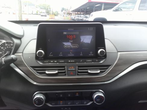 Used 2024 Nissan Altima 2.5 SV FWD image 21