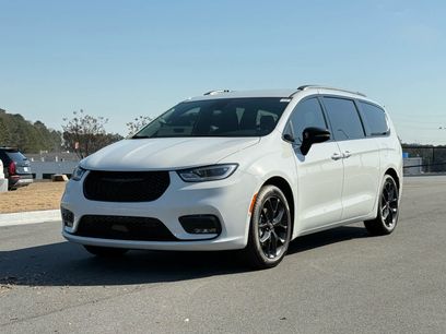 New 2026 Chrysler Pacifica Select w/ S Appearance Package