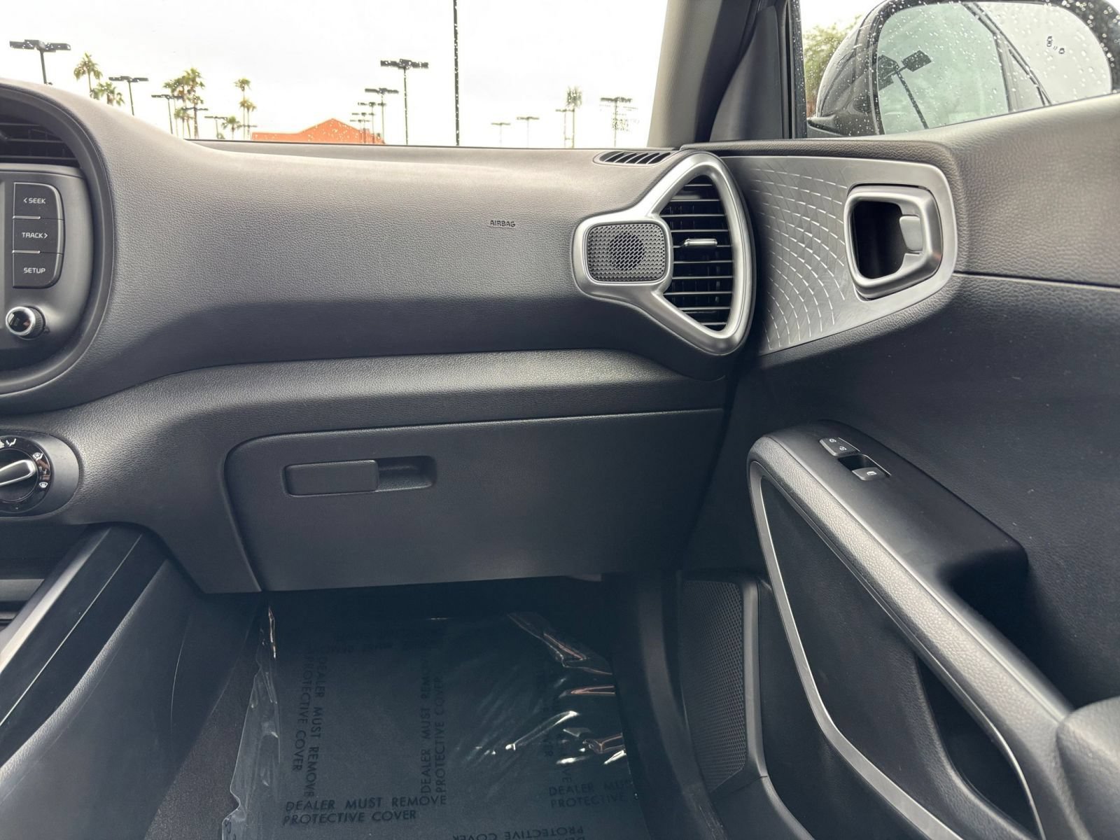 Used 2025 Kia Soul LX w/ LX Technology Package FWD image 32